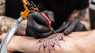 Diese Tattoos passen zu deinem Sternzeichen am besten! - Foto: istock/PaulGulea