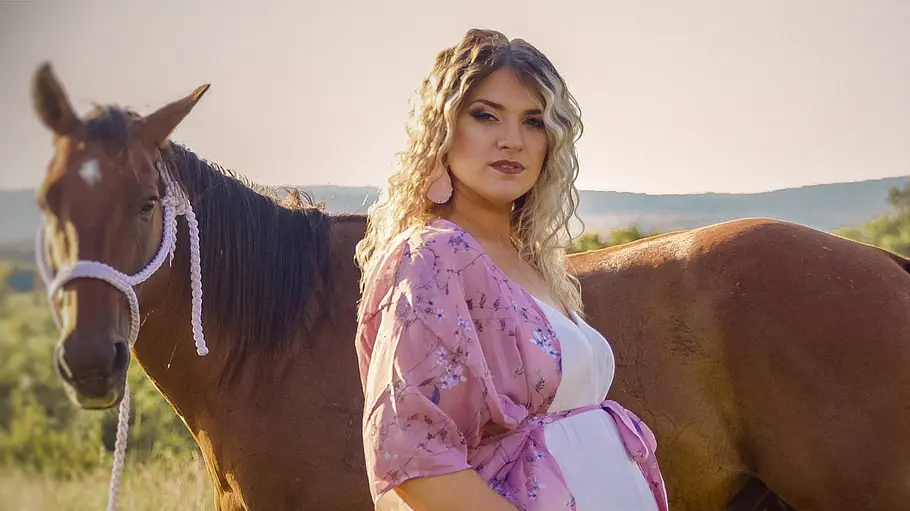 Taylor Parker heute Taylor Parker bei einem Babybauchshooting während einer vorgetäuschten Schwangerschaft vor ländlicher Kulisse.