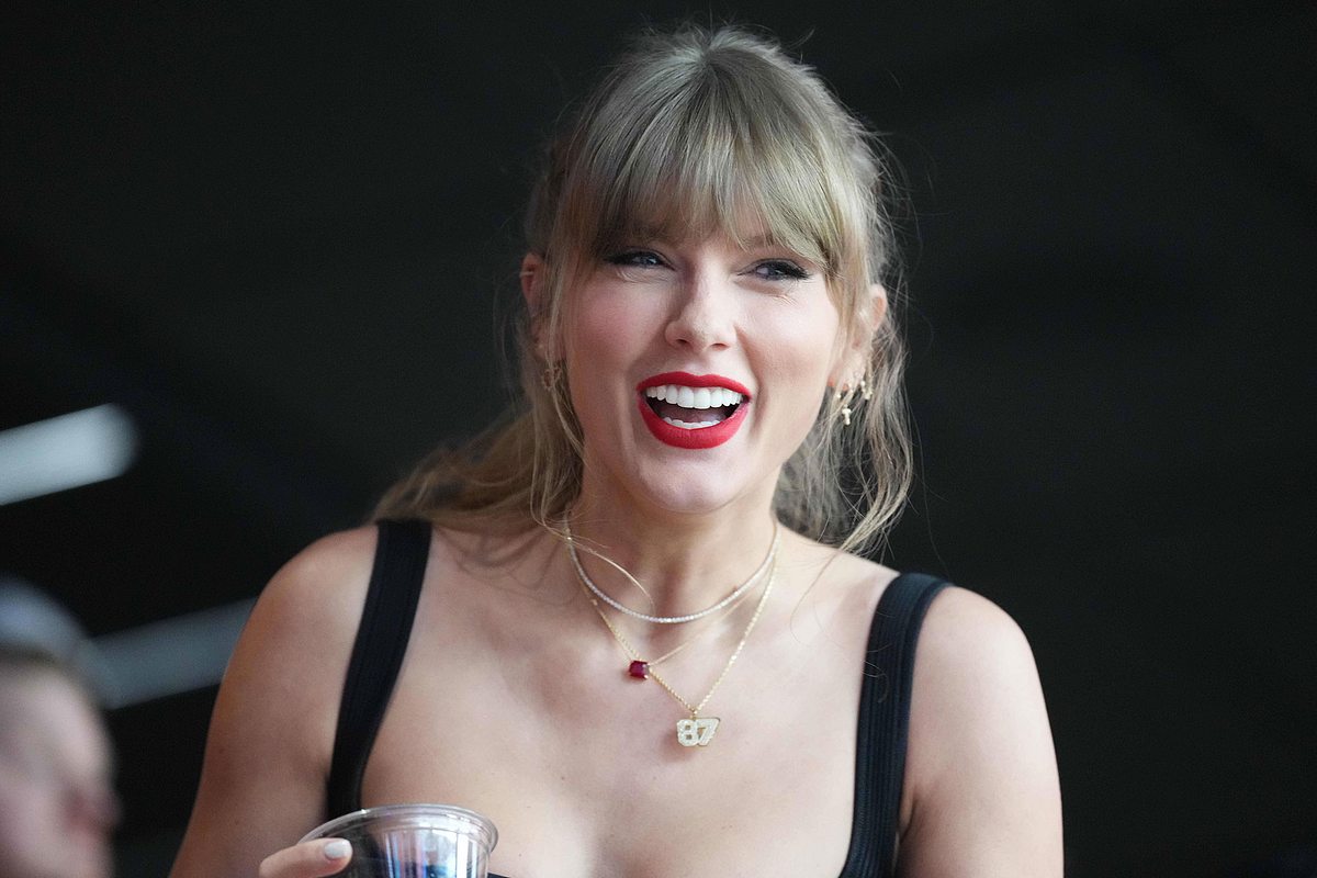 Taylor Swift lacht in die Kamera.