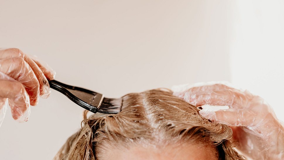 Strähnchen mit Balayage-Effekt! Darum lieben alle Frauen Teasy Lights - Foto: SimonSkafar/Getty Images (Themenbild)