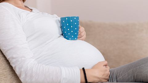 Bestimmte Teesorten sollten in der Schwangerschaft nicht getrunken werden. - Foto: iStock/vladans