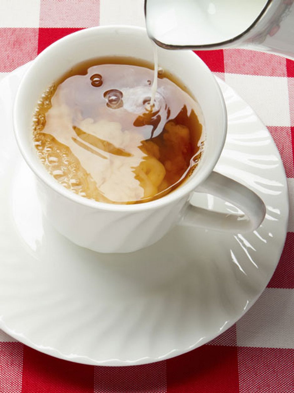Schwarzer Tee mit Milch? Besser nicht! Wunderweib