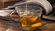 Tee Zubereitung: Nur kochendes Wasser verwenden! - Foto: iStock
