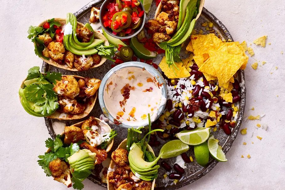 Tex-Mex Snackplatte mit Blumenkohl-Tacos und Bohnen-Reis Tex-Mex Snackplatte mit Blumenkohl-Tacos und Bohnen-Reis