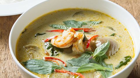 Eine thailändische Kokos Suppe kann sich jeder schnell zu Hause machen. - Foto: iStock/nattstudio