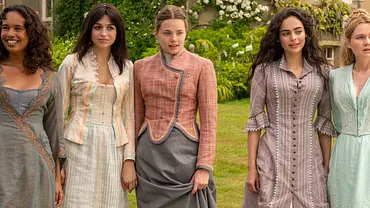 The Buccaneers Staffel 2: Dann geht es endlich weiter und diese Gossip Girl-Darstellerin ist dabei - Foto: AppleTV+ The Buccaneers Staffel 2: Dann geht es endlich weiter und diese Gossip Girl-Darstellerin ist dabei - Foto: AppleTV+