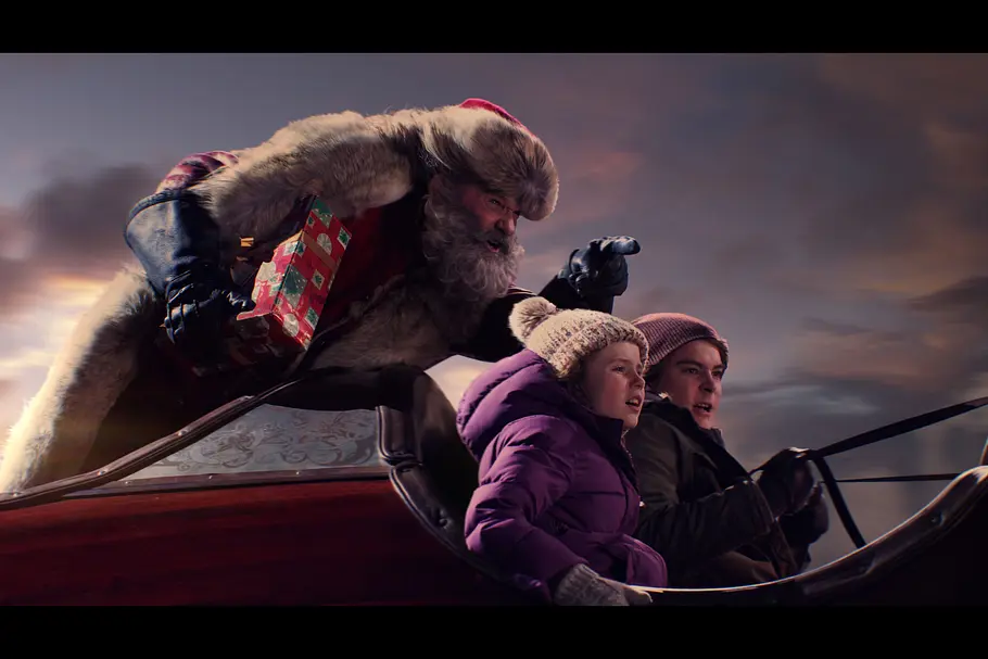 The Christmas Chronicles Der Weihnachtsmann und die Geschwister Kate und Teddy fliegen im Schlitten.