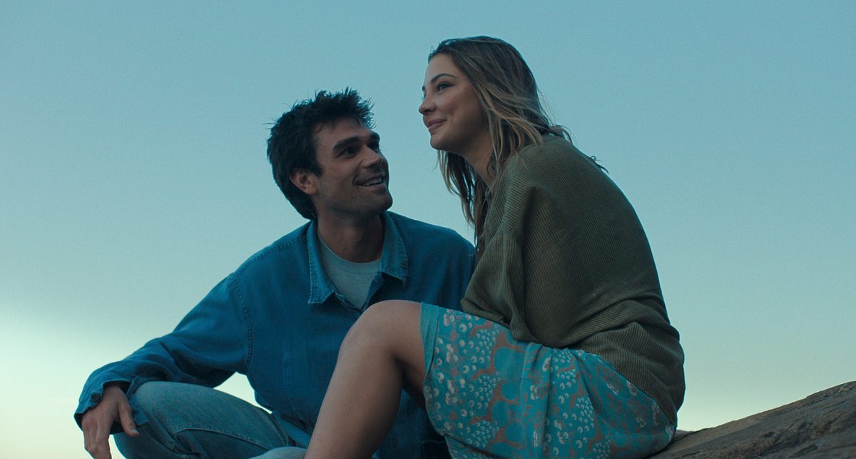 KJ Apa (links) und Madelyn Cline, Szenenbild aus dem Film The Map That Leads to You