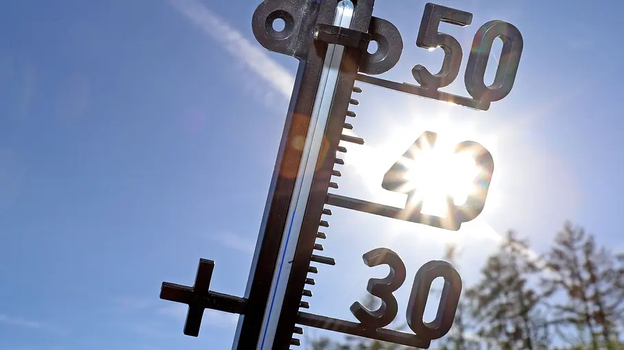 Thermometer Ein Thermometer zeigt fast 40 Grad an.
