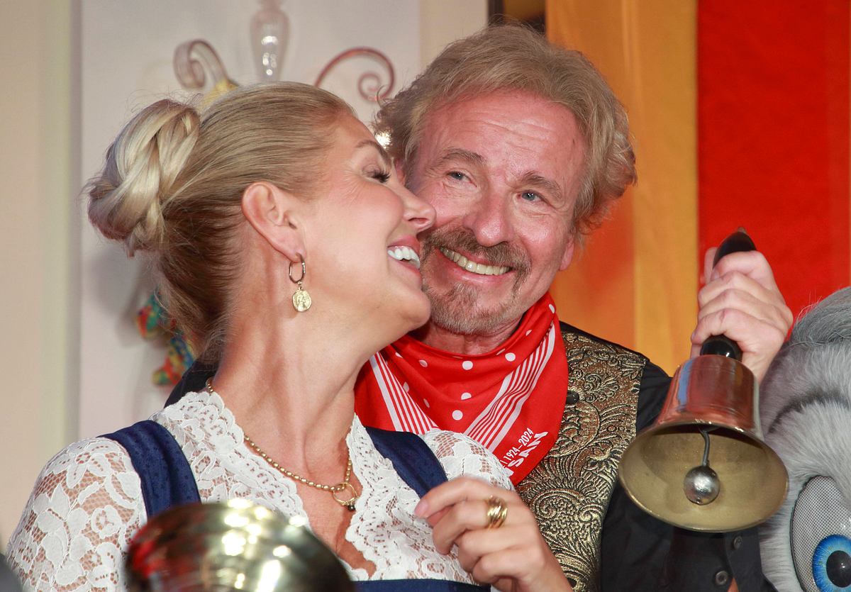 Thomas Gottschalk läutet die Glocke neben Karina Mroß, die sich schmachtend an ihn schmiegt