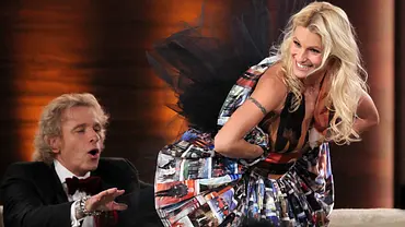 Thomas Gottschalk guckt bei „Wetten, dass...“ Michelle Hunziker unter den Rock. - Foto: IMAGO/teutopress