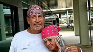 Kathrin Mermi-Schmelz und ihr Mann Thommy Schmelz Arm in Arm mit Tüchern auf dem Kopf. - Foto: VOX