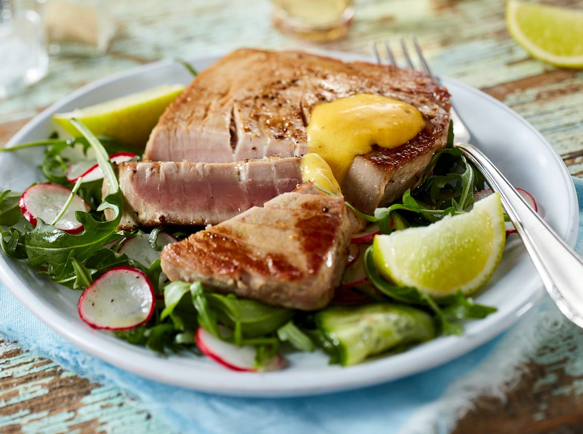 Thunfisch mit Radieschensalat und Senfsoße als Atkins Rezept ohne Kohlenhydrate