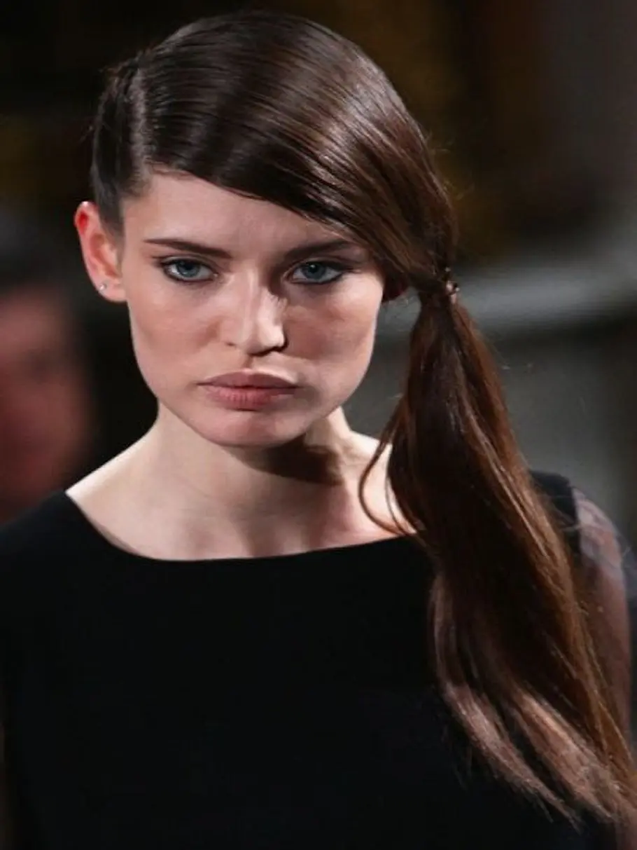 Tiefer Seitenscheitel plus Zopf – was bei der Ermanno Scervino Show 2010 in Mailand auf den Laufsteg gehört, würden Männer am liebsten verbieten. tiefer seitenscheitel plus zopf was bei der ermanno scervino show0 in mailand auf den laufsteg gehoert wuerden maenner am li
