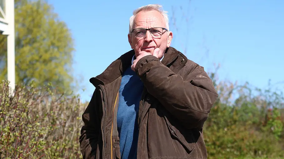 Till Backhaus widmet sich nach anfänglicher Zurückhaltung mit viel Engagement der Rettung von Timmy. Till Backhaus steht draußen und fasst sich ans Kinn.