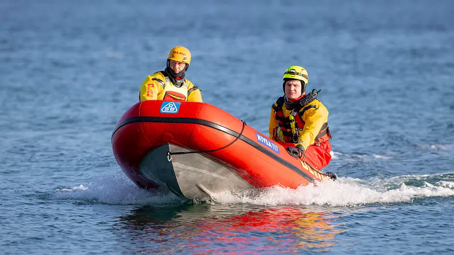 Timmy wird auch Hope genannt, doch Experten hoffen mittlerweile nicht mehr auf eine Rettung. Ein Motorboot auf dem Weg zu Buckelwal Timmy.