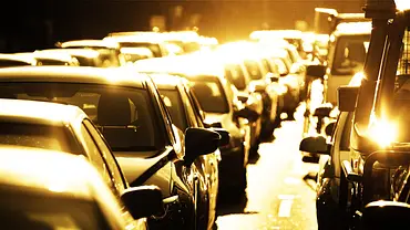 Ohne Klimaanlage ist Hitze im Auto kaum erträglich, aber mit diesen Tipps kühlst du dich ab. - Foto: BeyondImages/iStock Ohne Klimaanlage ist Hitze im Auto kaum erträglich, aber mit diesen Tipps kühlst du dich ab. - Foto: BeyondImages/iStock