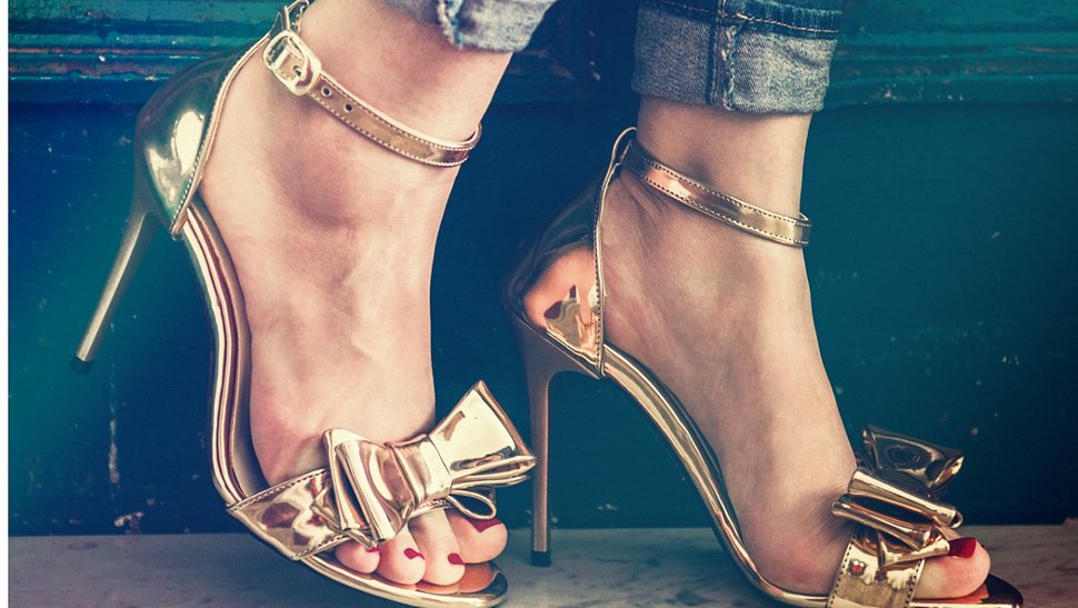 Tipps gegen schmerzende Füße. - Foto: Alla Simacheva/iStock