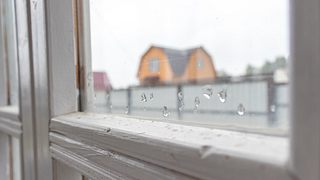 Zugluft durch undichte Fenster: 3 Tipps, die helfen. (Themenbild) - Foto: Iuliia Mikhalitskaia/iStock