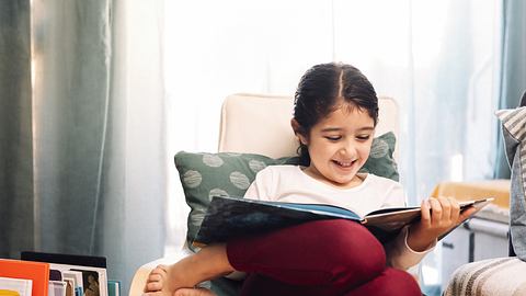 Mädchen liest buch - Foto: iStock/aul_Mellado