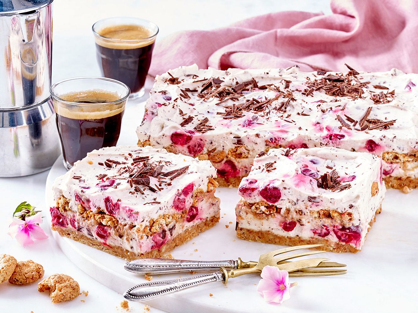 Tiramisu-Kuchen: Rezept für Straciatella-Tiramisu-Schnitten mit Kirschen Tiramisu-Kuchen: Rezept für Straciatella-Tiramisu-Schnitten mit Kirschen