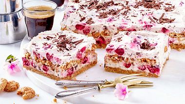 Tiramisu-Kuchen: Rezept für Straciatella-Tiramisu-Schnitten mit Kirschen - Foto: Food & Foto Experts