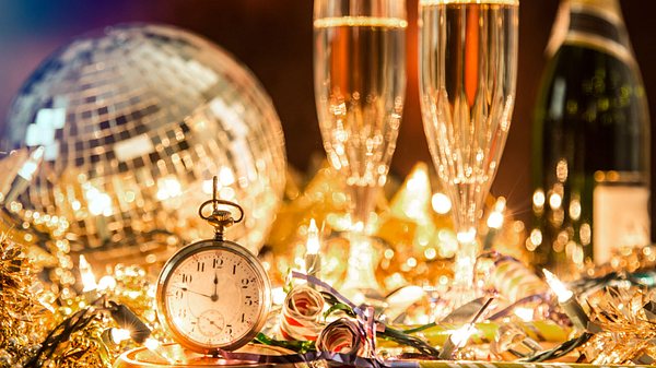 Tischdeko für Silvester: Stimmungsvolle Deko-Ideen für die Silvester-Tafel - Foto: fstop123/iStock