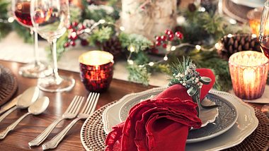 Tischdekoration für Weihnachten zum Selbermachen - Foto: Liliboas/iStock