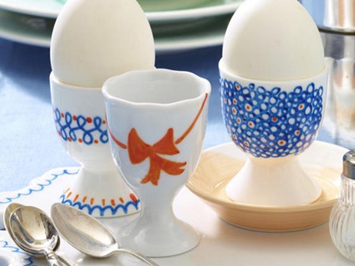 Ausgefallene Eierbecher passen auch als Tischdeko zu Ostern.