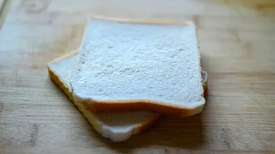 Toastbrotscheiben auf Holzbrett - Foto: IMAGO / Ulrich Roth