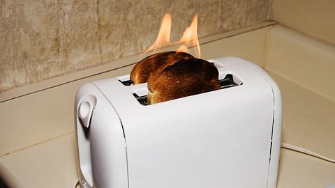 Toaster in Flammen: Was tun, wenn es in der Küche brennt? - Foto: iStock