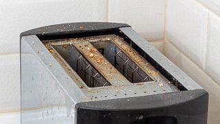 So reinigst du deinen Toaster! - Foto: Akintevs/iStock