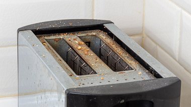 So reinigst du deinen Toaster! - Foto: Akintevs/iStock