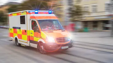 Symbolbild: Ein Einsatzfahrzeug fährt mit Blaulicht und hoher Geschwindigkeit durch die Stadt - Foto: Symbolbild: filmfoto/iStock