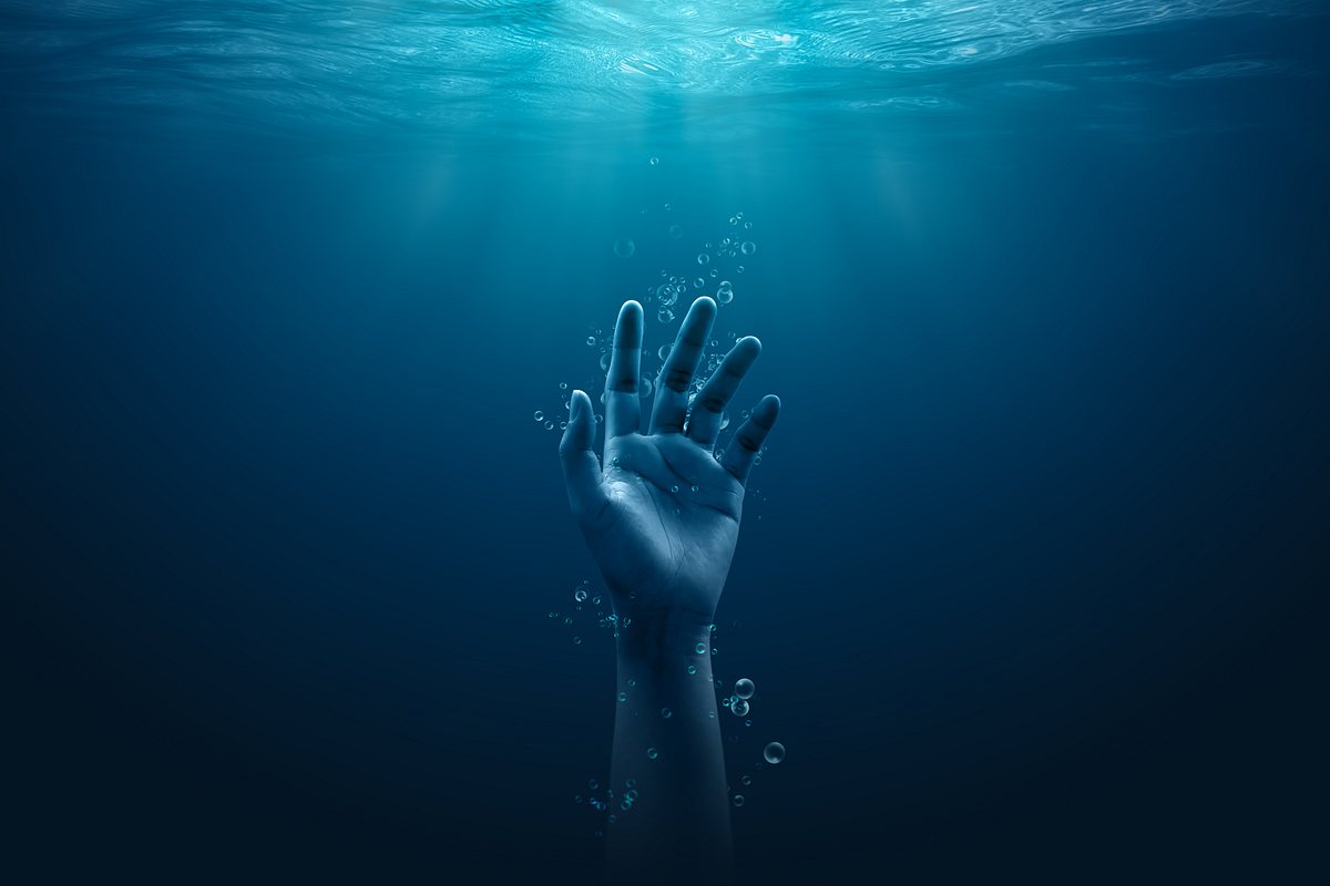 Hand geht im Wasser unter.