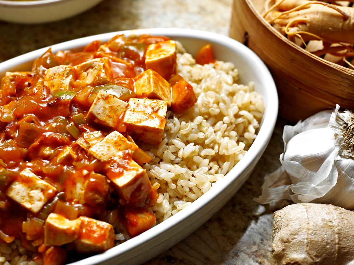 Tofu mit Gemüse und braunem Reis
