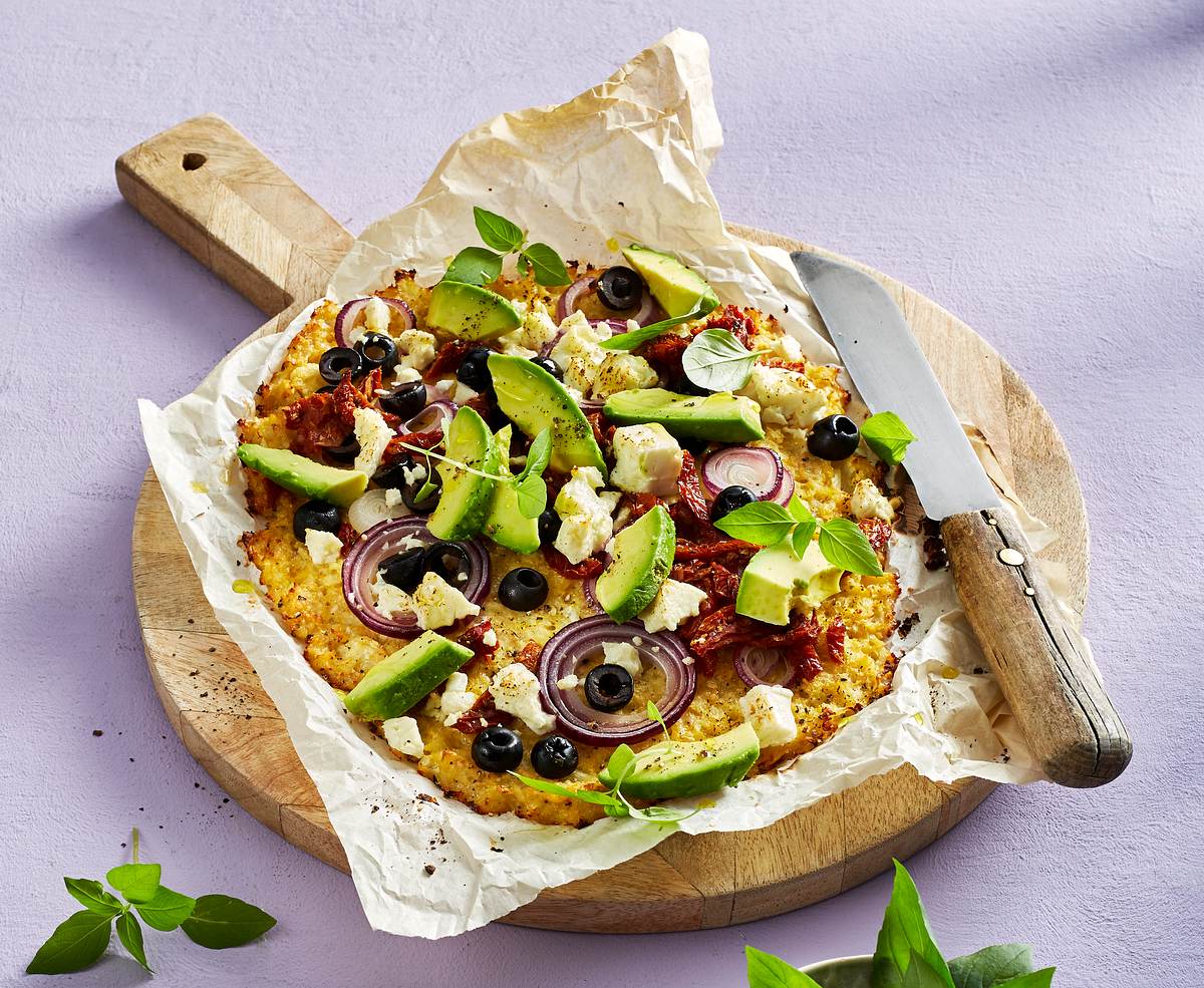 Flammkuchen mit Tomaten und Avocado