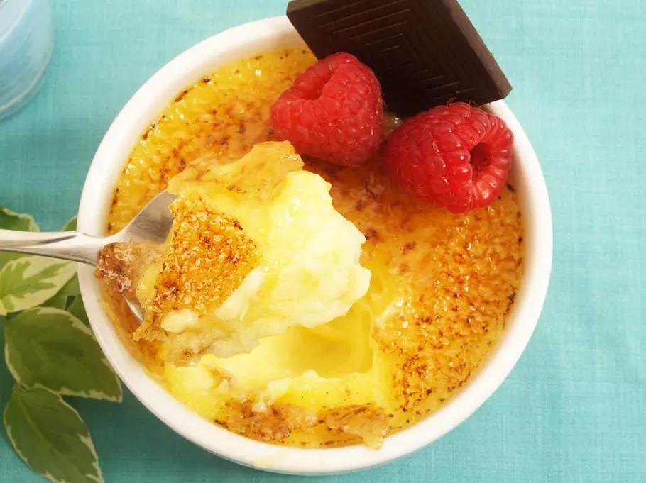 Rezept: Crème Brulée à la Tonkabohne Tonkabohne macht die Crème Bruleé noch besonderer, als sie ohnehin schon ist!