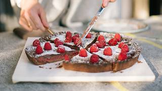 Die Torta Caprese wird nicht umsonst italienische Liebeskuchen genannt, denn wer davon isst, verliebt sich direkt in diese Torte. - Foto: iStock/ SamSpicer