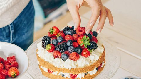 Mit unseren Tortenböden kannst du deine eigene Torte kreieren. - Foto: iStock/Xsandra