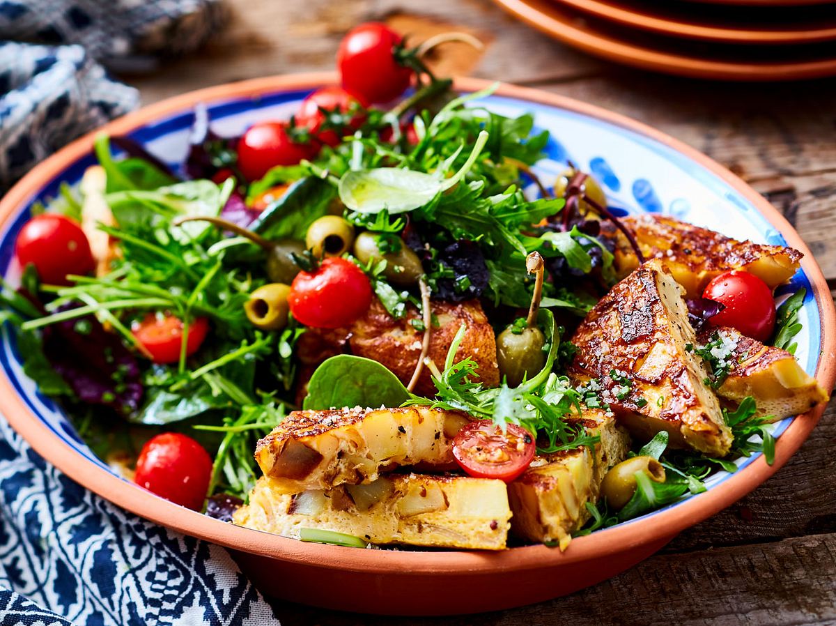 Durch die Tortilla wird dieser Salat ein richtiger Sattmacher.