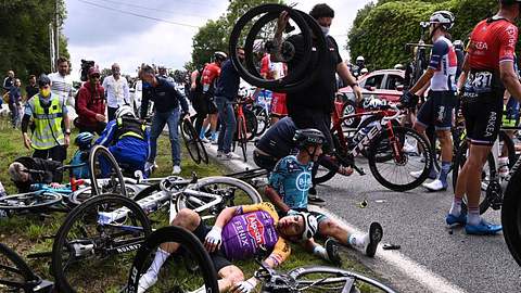 Bei der Tour de France 2021 kam es zu dramatischen Stürzen - Foto: ANNE-CHRISTINE POUJOULAT/AFP via Getty Images
