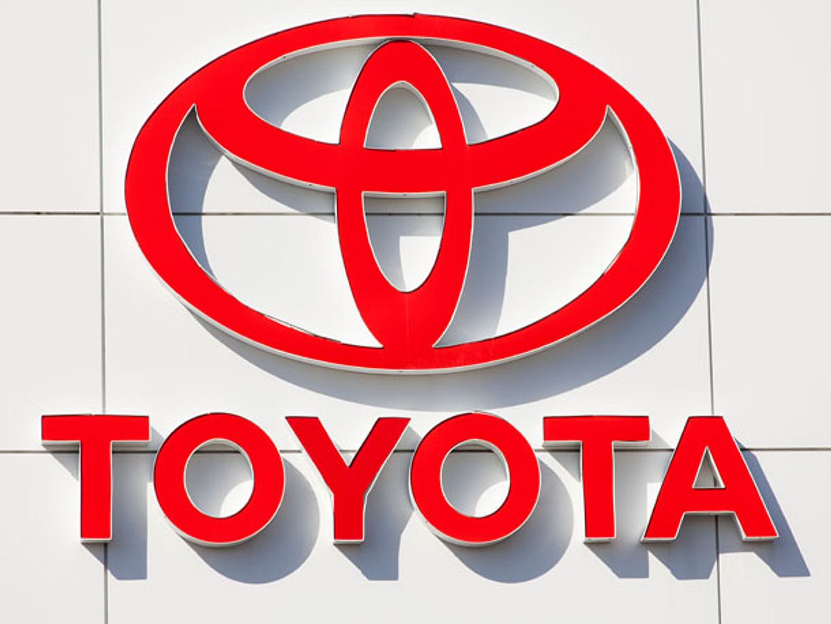 Das Logo der Marka Toyota setzt sich aus den einzelnen Buchstaben des Unternehmensnamen zusammen.