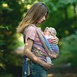 Mutter mit Baby im Tragetuch - Foto: PavelPV/iStock