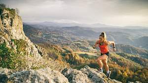 Frau beim Trailrunning - Foto: istock/miljko