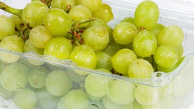 Grüne Weintrauben in der Plastikverpackung - Foto: Mr_Mozymov/iStock