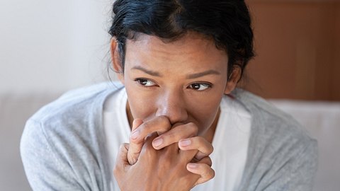 Auch, wenn es unmöglich scheint: Die Trauerphasen helfen uns, die Trauer nach dem Tod eines nahestehenden Menschen zu bewältigen - Foto: fizkes/iStock