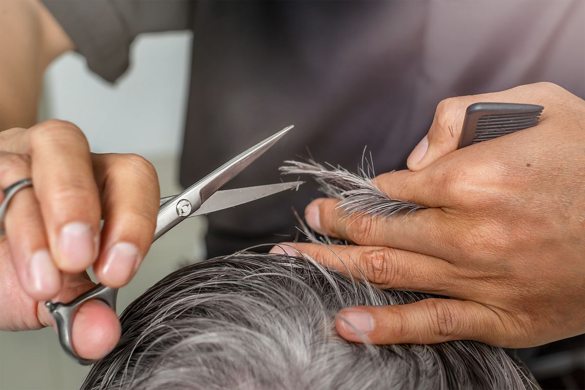 Wir zeigen die schönsten Trend-Frisuren für graue Haare 2025.