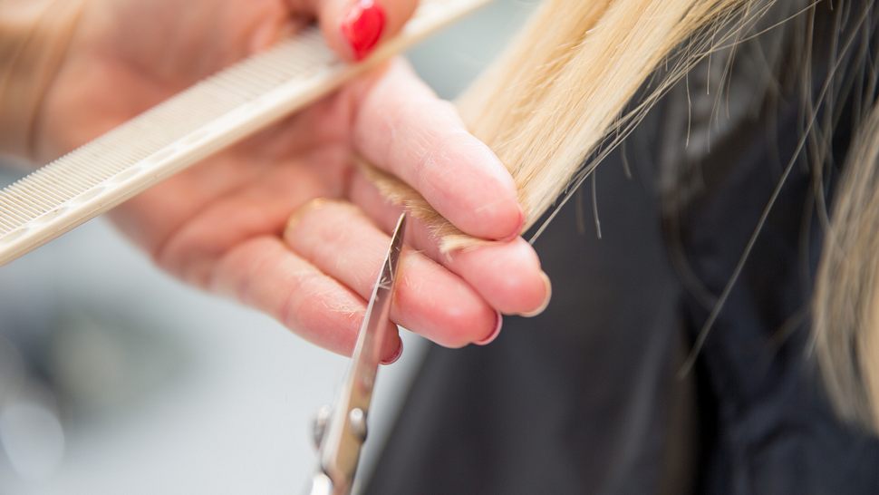 Wir zeigen die Trend-Frisuren 2025 für lange Haare und geben Styling-Tipps.  - Foto: CasarsaGuru/iStock (Themenbild)