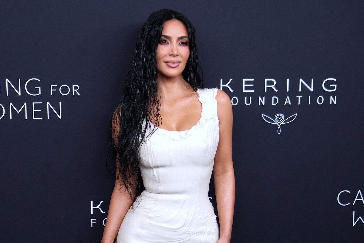 Kim Kardashian auf dem roten Teppich mit offenem Haar und weißem Kleid